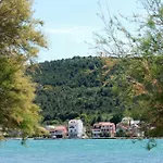 Nikolina Seaview Апартаменты