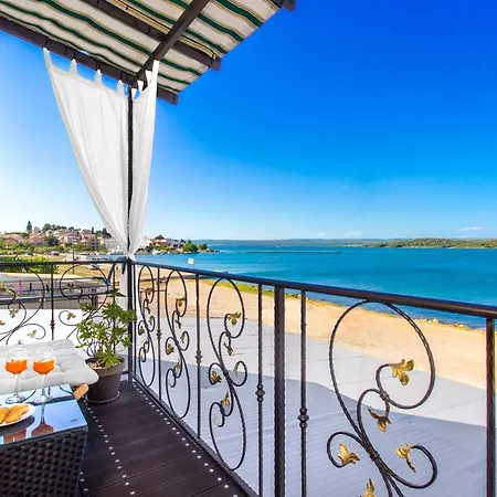 Daire Nikolina Seaview